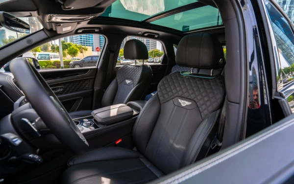 Black Bentley Bentayga, 2022 Photo 4