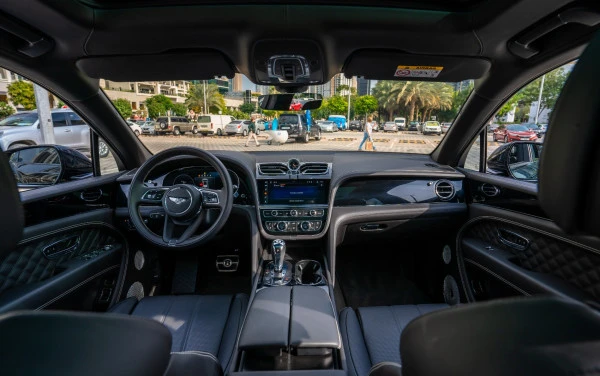 Black Bentley Bentayga, 2022 Photo 5