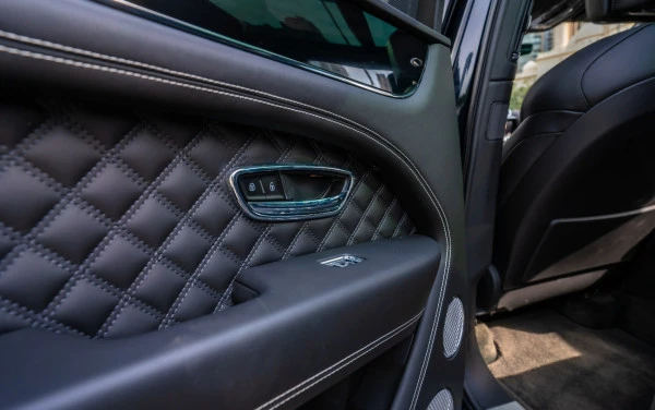 Black Bentley Bentayga, 2022 Photo 6