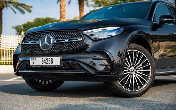 Black Mercedes GLC 200 SUV, 2024 Photo 2