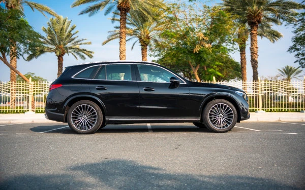Black Mercedes GLC 200 SUV, 2024 Photo 5