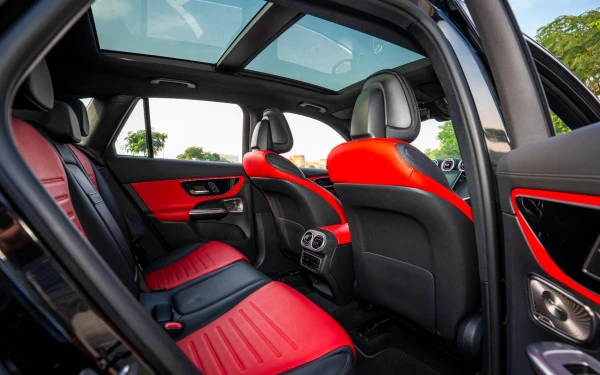 Black Mercedes GLC 200 SUV, 2024 Photo 13