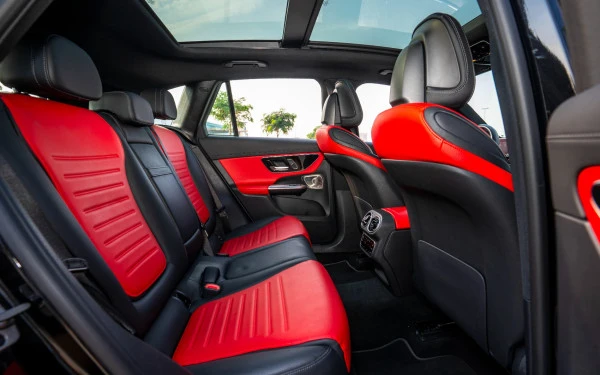 Black Mercedes GLC 200 SUV, 2024 Photo 15