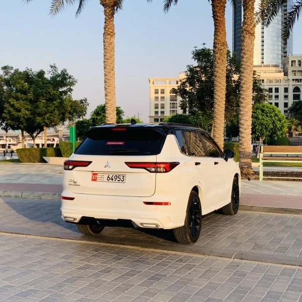 White Mitsubishi Outlander, 2025 Photo 1