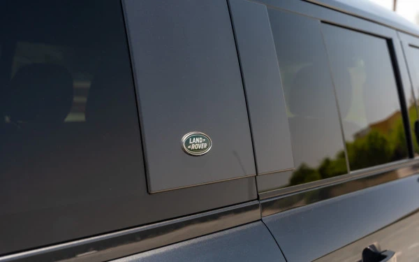 Dark Grey Range Rover Defender, 2022 Photo 5