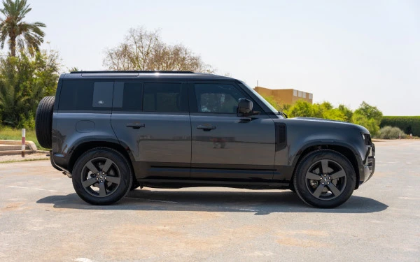 Dark Grey Range Rover Defender, 2022 Photo 7