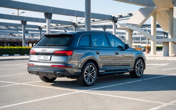 Grey Audi Q7, 2025 Photo 1