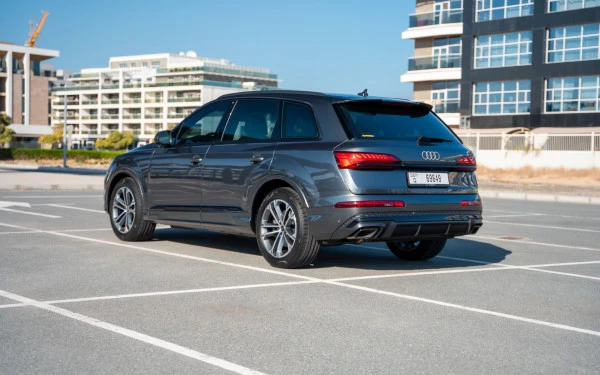 Grey Audi Q7, 2025 Photo 2