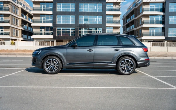 Grey Audi Q7, 2025 Photo 3
