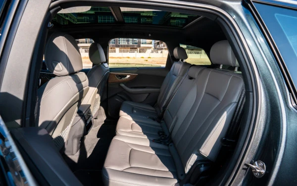 Grey Audi Q7, 2025 Photo 6