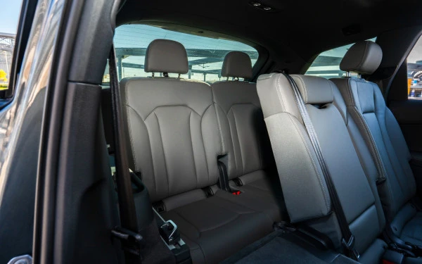 Grey Audi Q7, 2025 Photo 8