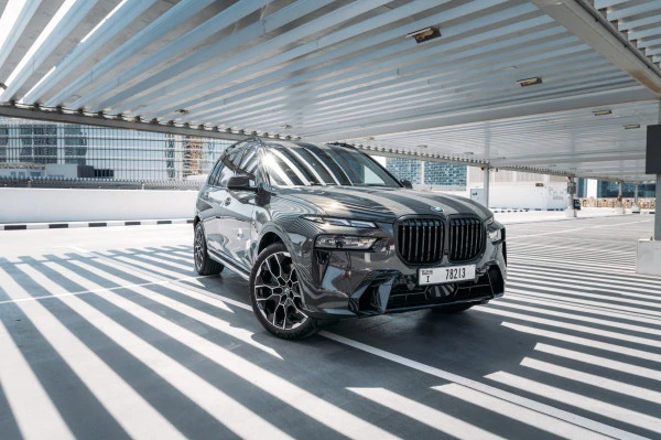 Grey BMW X7 40i, 2023 Photo 2