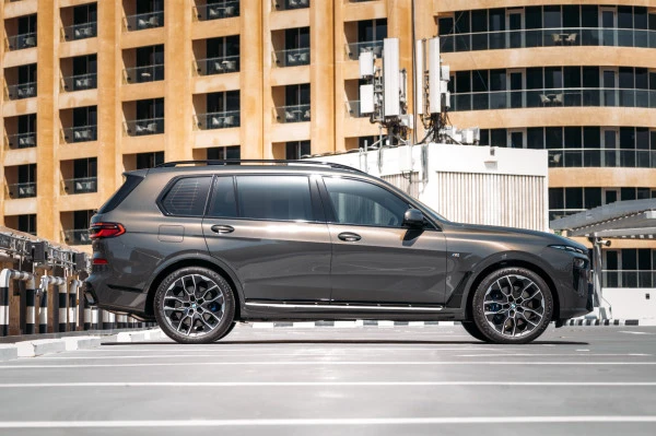 Grey BMW X7 40i, 2023 Photo 3