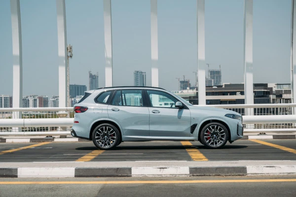 Grey BMW X5, 2024 Photo 1