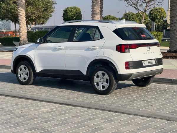 White Hyundai Venue, 2025 Photo 1