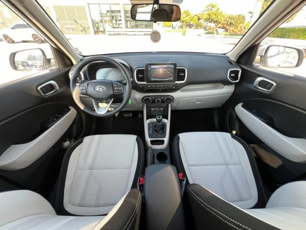 White Hyundai Venue, 2025 Photo 2