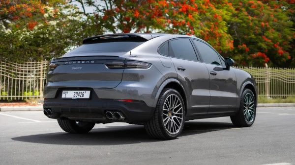 Grey Porsche Cayenne coupe, 2022 Photo 2