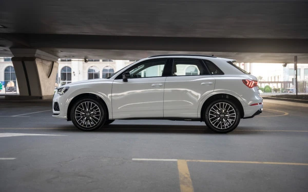 White Audi Q3, 2024 Photo 2