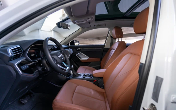White Audi Q3, 2024 Photo 6