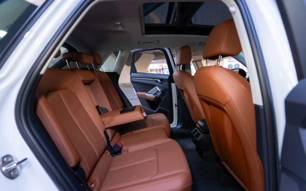 White Audi Q3, 2024 Photo 8