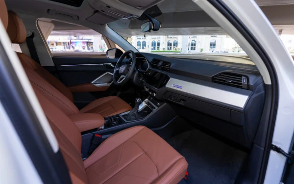 White Audi Q3, 2024 Photo 9