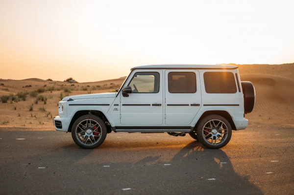 White Mercedes G63 AMG, 2023 Photo 2
