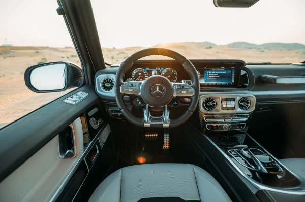 White Mercedes G63 AMG, 2023 Photo 4