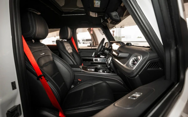 White Mercedes G63 AMG, 2025 Photo 6