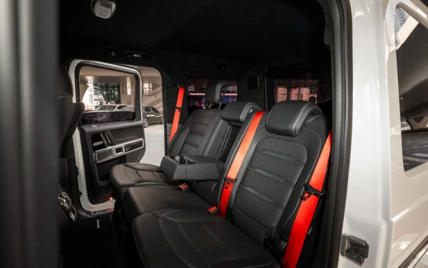 White Mercedes G63 AMG, 2025 Photo 13
