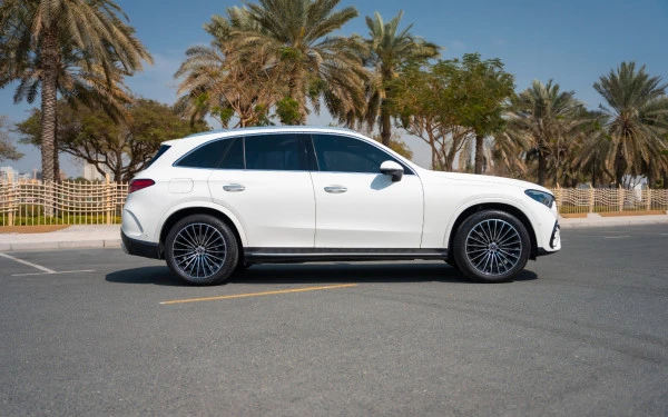 White Mercedes GLC 200 SUV, 2024 Photo 3