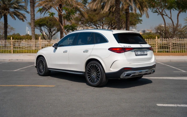 White Mercedes GLC 200 SUV, 2024 Photo 4
