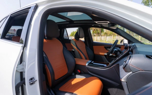 White Mercedes GLC 200 SUV, 2024 Photo 8