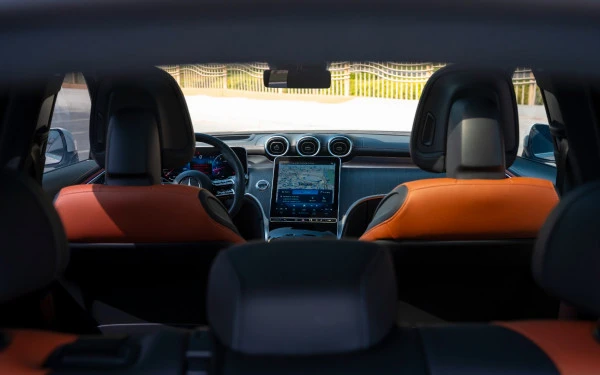 White Mercedes GLC 200 SUV, 2024 Photo 10