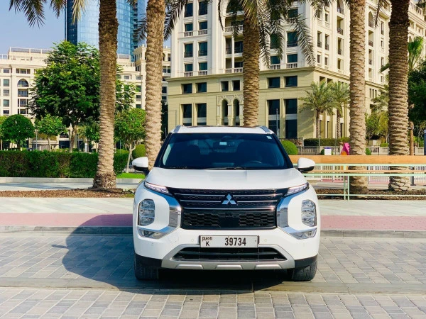 White Mitsubishi Outlander, 2024 Photo 1