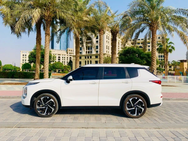 White Mitsubishi Outlander, 2024 Photo 4
