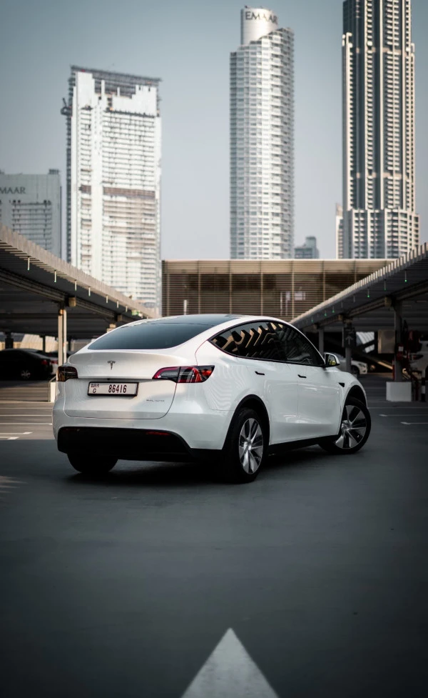 White Tesla Model Y Long Range, 2022 Photo 2
