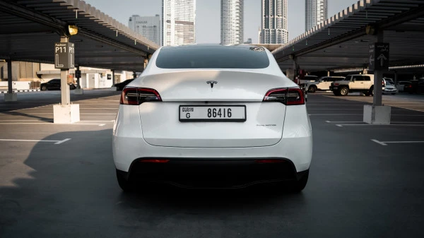 White Tesla Model Y Long Range, 2022 Photo 3