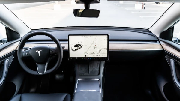 White Tesla Model Y Long Range, 2022 Photo 4