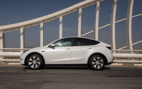 White Tesla Model Y Long Range, 2022 Photo 2