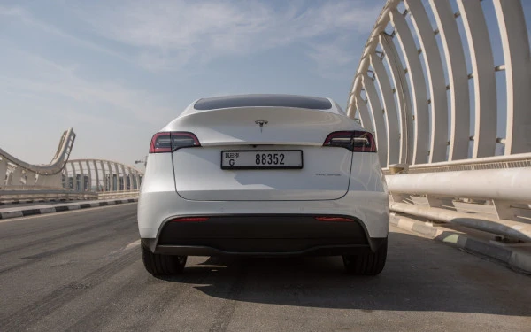 White Tesla Model Y Long Range, 2022 Photo 4