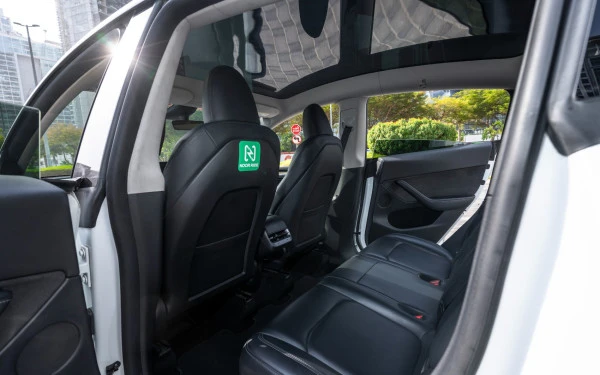 White Tesla Model Y Long Range, 2022 Photo 10