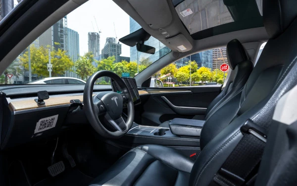 White Tesla Model Y Long Range, 2022 Photo 9
