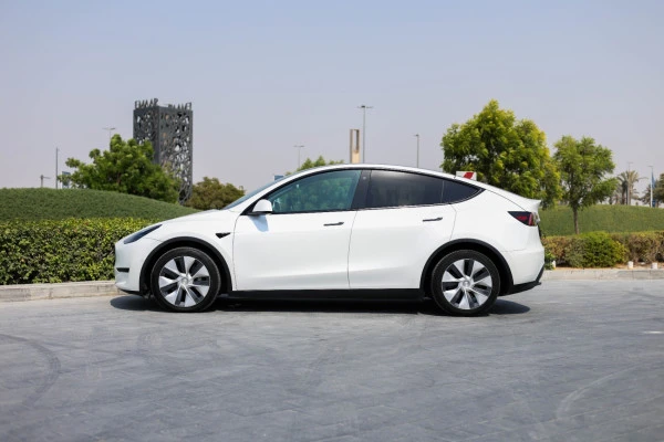 White Tesla Model Y Long Range, 2022 Photo 2