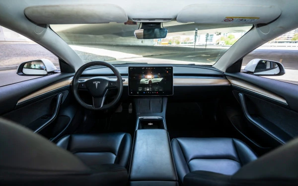 White Tesla Model Y Long Range, 2022 Photo 12