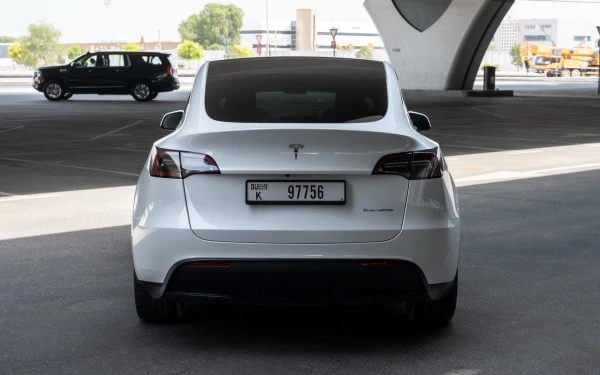White Tesla Model Y Long Range, 2023 Photo 5