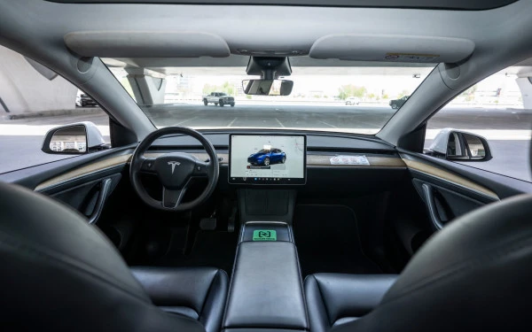 White Tesla Model Y Long Range, 2023 Photo 15