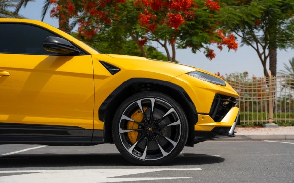Yellow Lamborghini Urus, 2023 Photo 1
