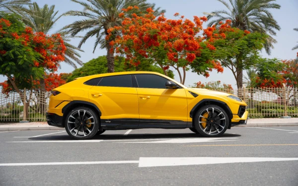 Yellow Lamborghini Urus, 2023 Photo 5