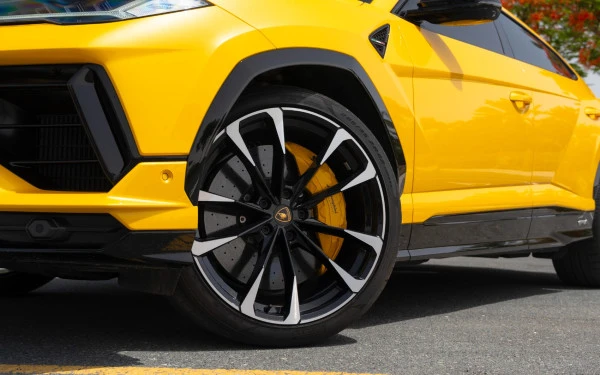 Yellow Lamborghini Urus, 2023 Photo 7